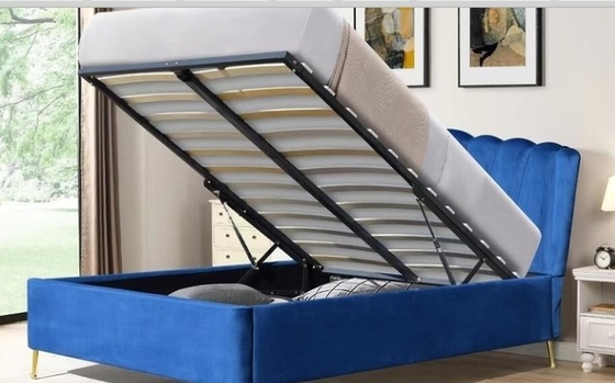 Lit de rangement en velours de tissu bleu avec quatre pieds d'or