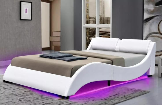 Le lit du Roi Size Soft Upholstered encadre la forme en cuir synthétique de courbe d'unité centrale avec la tête de lit de LED