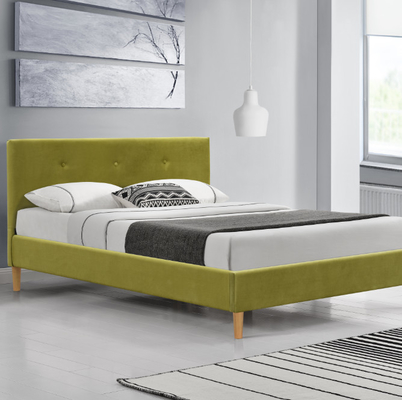 Les enfants adaptés aux besoins du client ont tapissé le lit de tissu avec des boutons ornés
