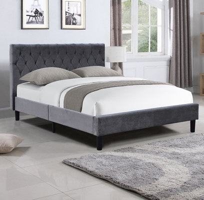 La taille Grey Upholstered Bed Frame With de la Reine a orné la tête de lit de boutons