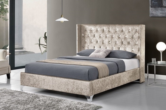 Un lit rembourré de grande taille avec des boutons en cristal