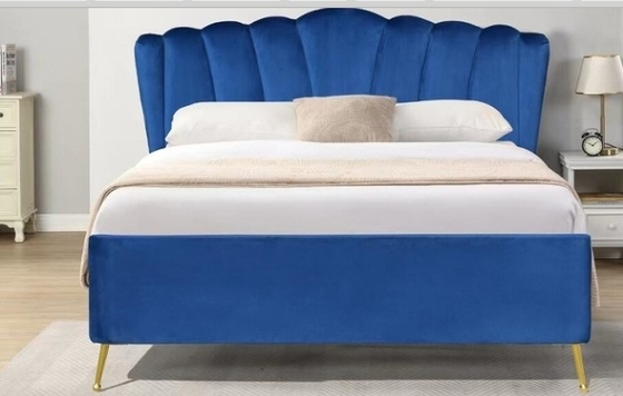 Lit de rangement en velours de tissu bleu avec quatre pieds d'or