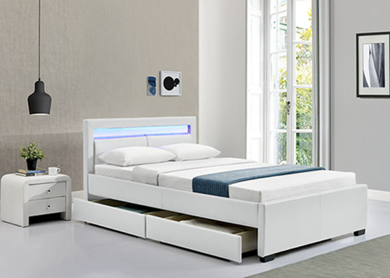 Le lit rembourré a quatre tiroirs de rangement et des lumières LED dans sa tête de lit.