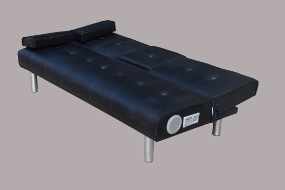 Un canapé pliable qui est disponible en plusieurs couleurs et peut être transformé en lit.