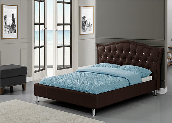 Taille personnalisable pour vous et options de couleur et de matériau pour ce cadre de lit rembourrée.