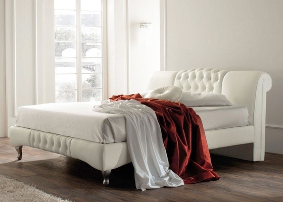 Lit de Sleigh tapissé en cuir blanc de plate-forme d'OEM avec Diamond Buttons BSCI