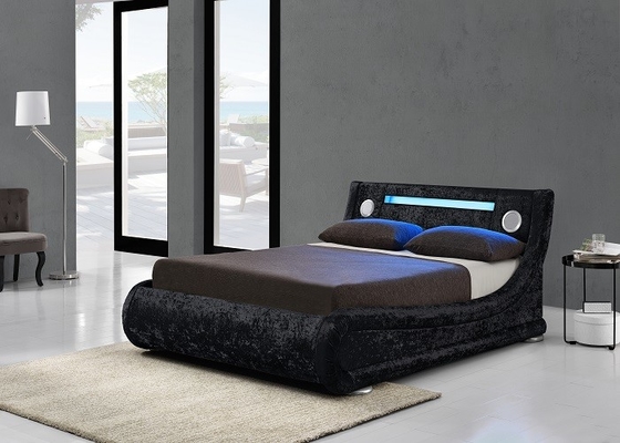 La courbe tapissée en cuir noire du Roi Size Storage Bed forment avec la lumière de LED