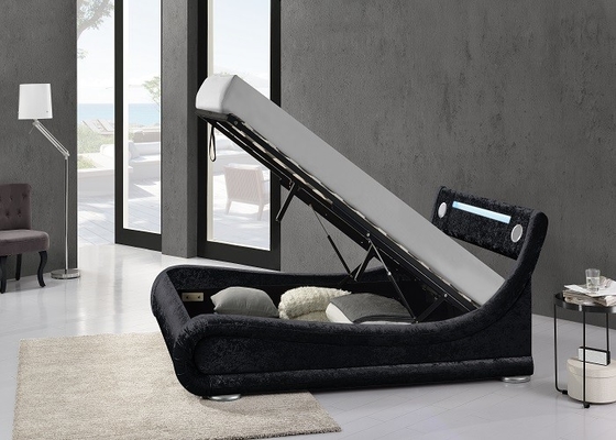 La courbe tapissée en cuir noire du Roi Size Storage Bed forment avec la lumière de LED